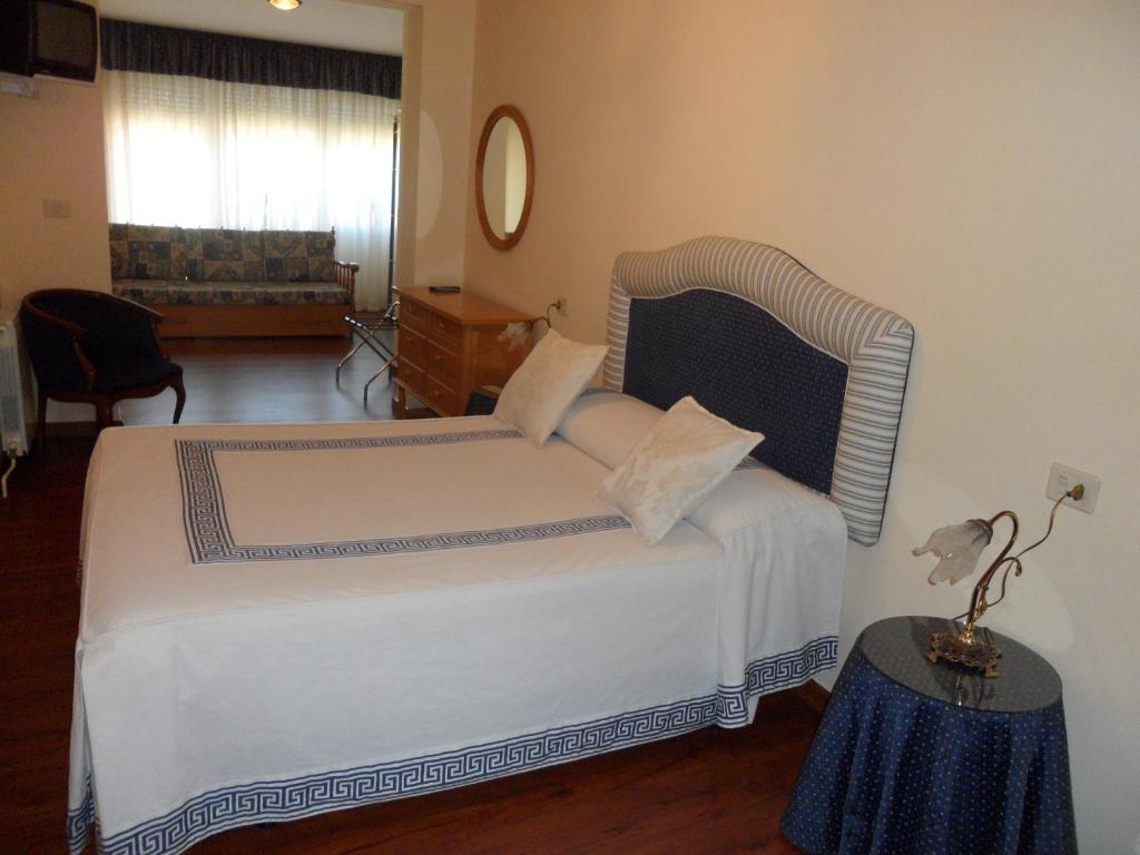 Hotel Avenida Baiona Sabaris Chambre photo